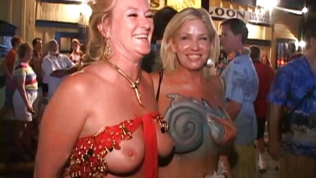 美しいモデルEden Adamsは写真に多くのものを取ります。 エロ い 女性 動画 彼女の口。