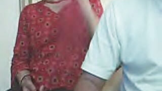 若い膿の恋人を舐めている巨乳の女性 エッチ な 女 の 動画