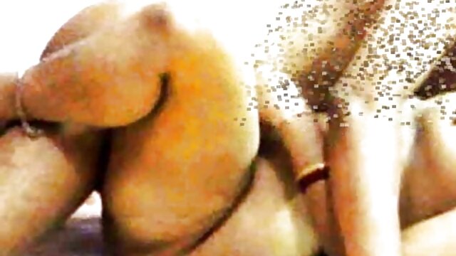男はコンソールとコックに触れるために若かった彼の恋人の注意をそらす エッチ 動画 女 教師