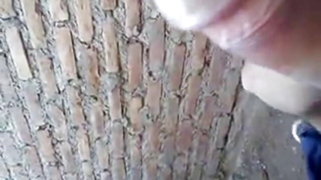 銀の靴の幅はオレンジ色のソファに犯されます 女子 同士 エッチ 動画