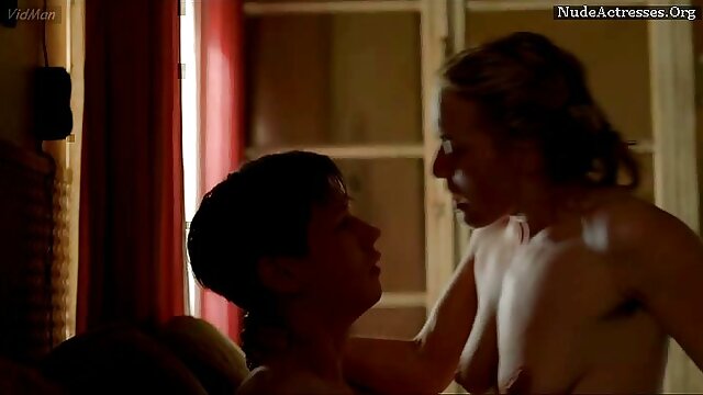 寝室で彼の妻の喉の下に大きなディックを突き刺す男。 無料 エッチ な 女