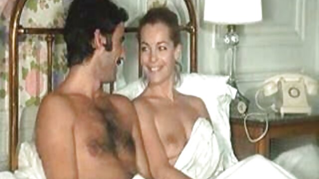 眼鏡をかけた美女の口の中でガンとザーメンを持つ男。 エッチ な 女 の 動画