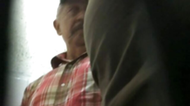 老人と若い女性が浴槽の中で愛を作る。 女 と 男 の エッチ 動画