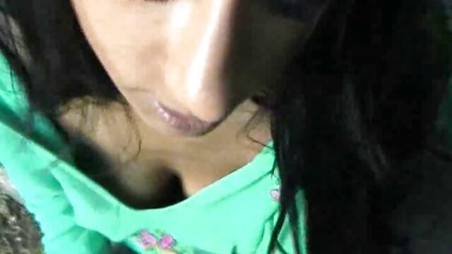 ストライプコートで大きな髪の赤毛は彼女の恋人にblowjobを与えます 女性 目線 エッチ 動画